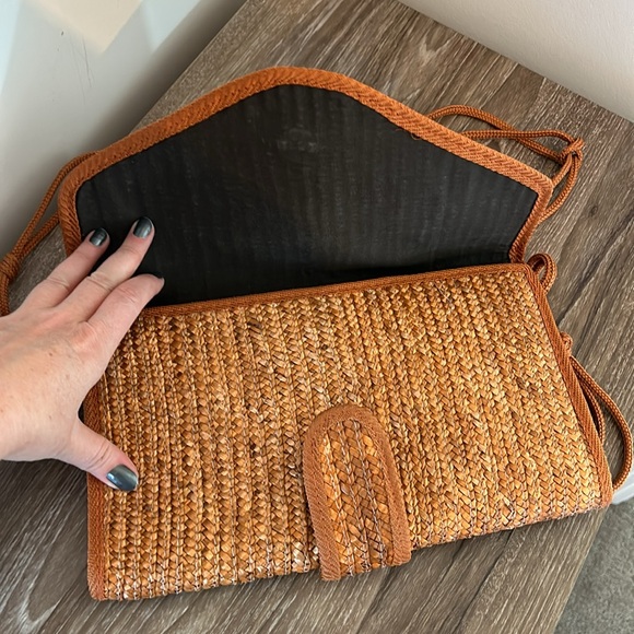 NWOT ratan cross body purse. - Picture 4 of 6